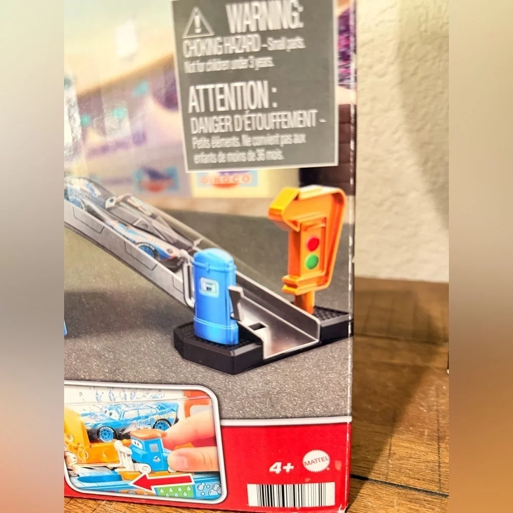 Disney Pixar Cars Dinoco Car Wash  Toy Pitty & Color-Change Lightning McQueen